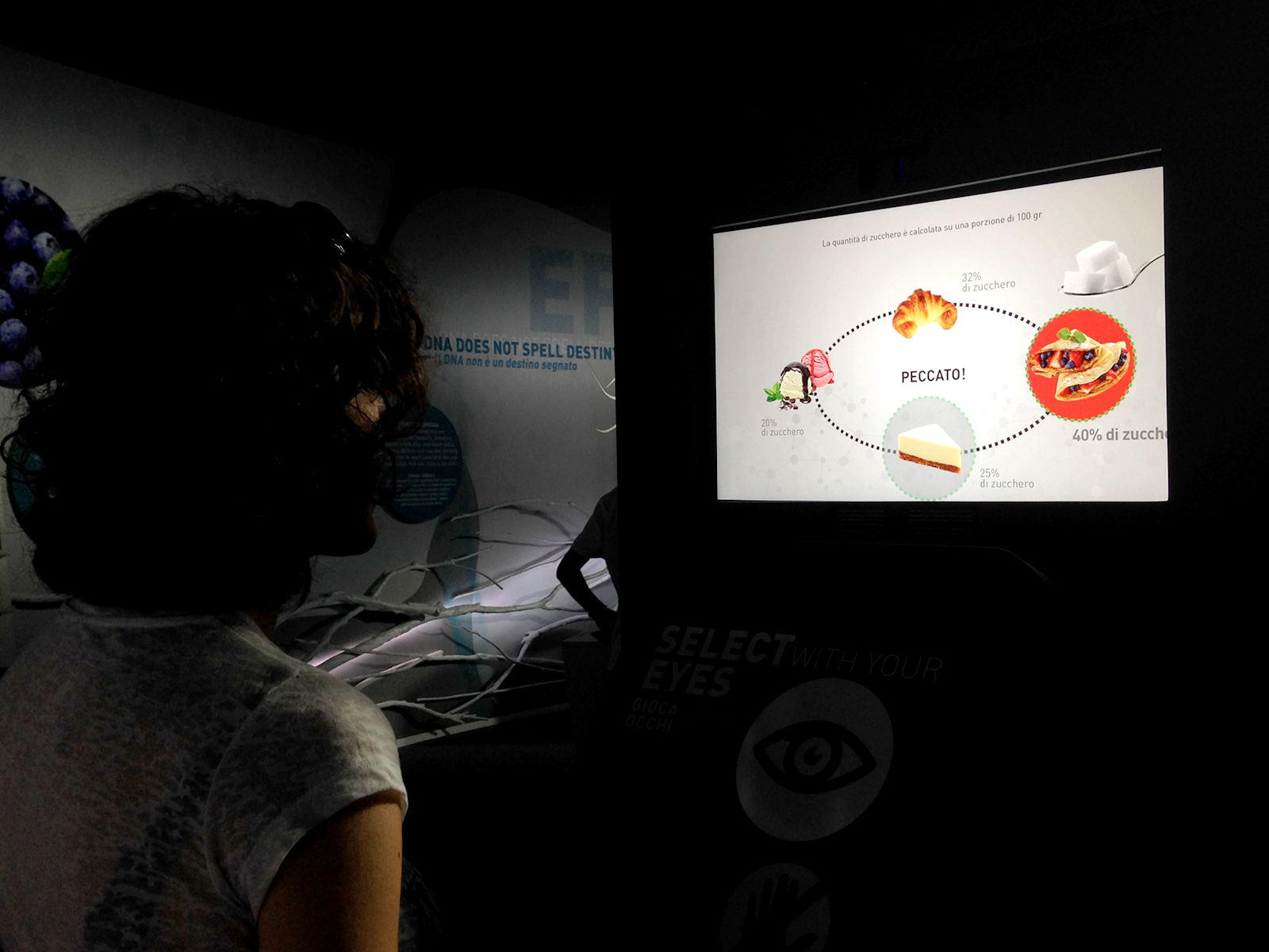 Donna utilizza il nostro scenario a controllo oculare a Nestlé durante Expo 2015 a Milano