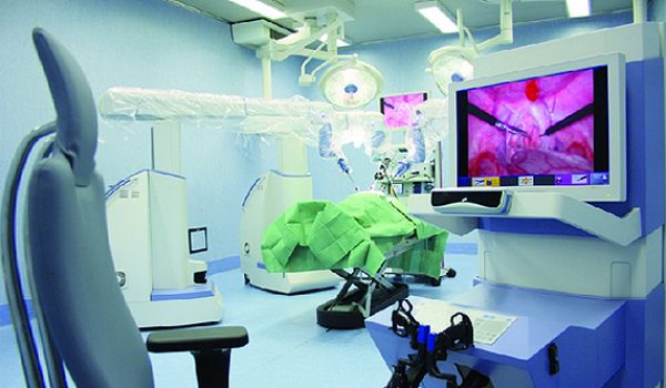 tracker per il controllo oculare usato nel sistema di chirurgia robotica