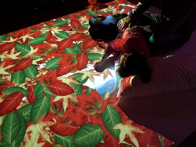 bambino gioca e interagisce con il magic carpet per sensory room